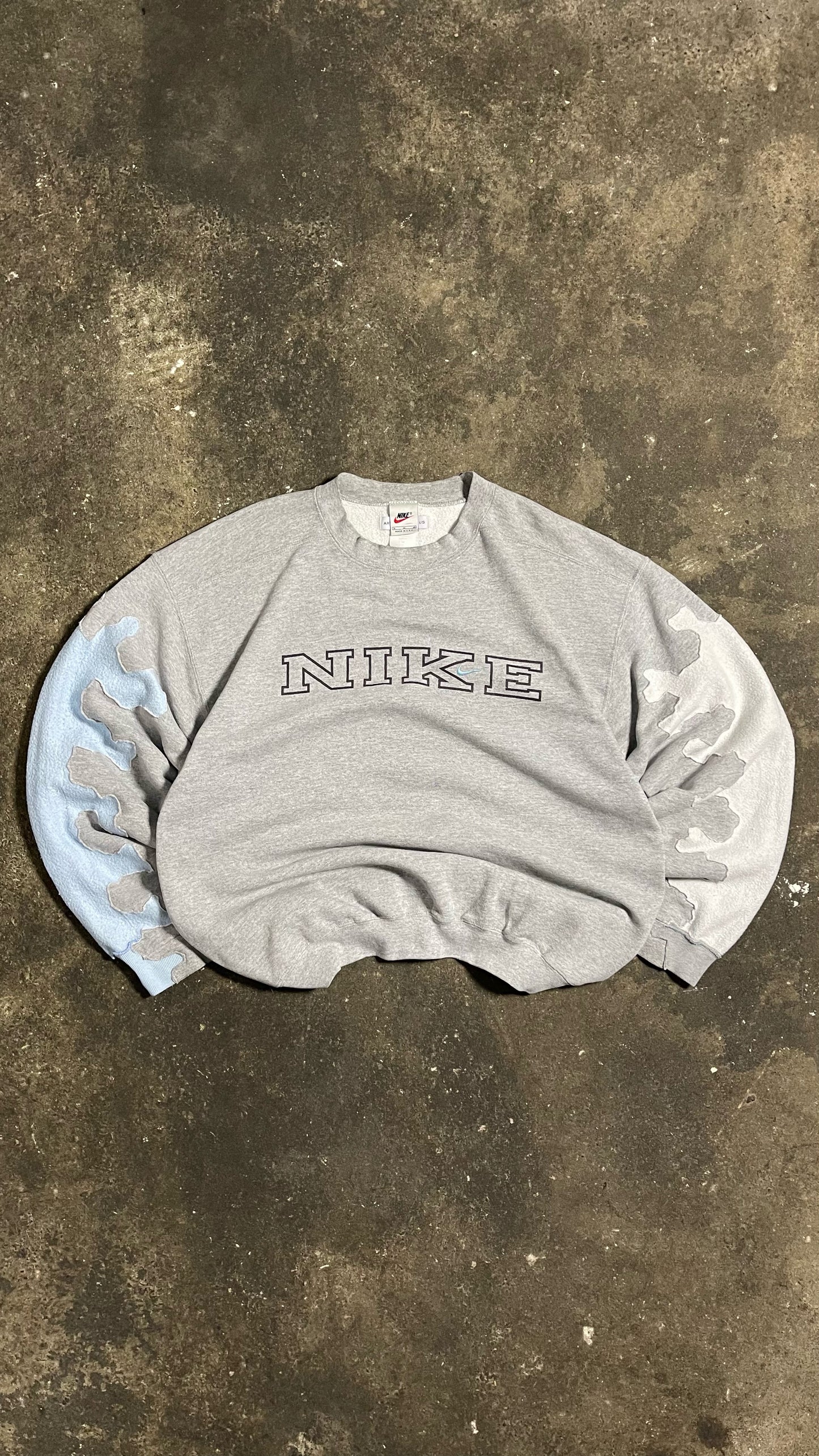 UPCYCLED 1990S VINTAGE NIKE SWEATSHIRT