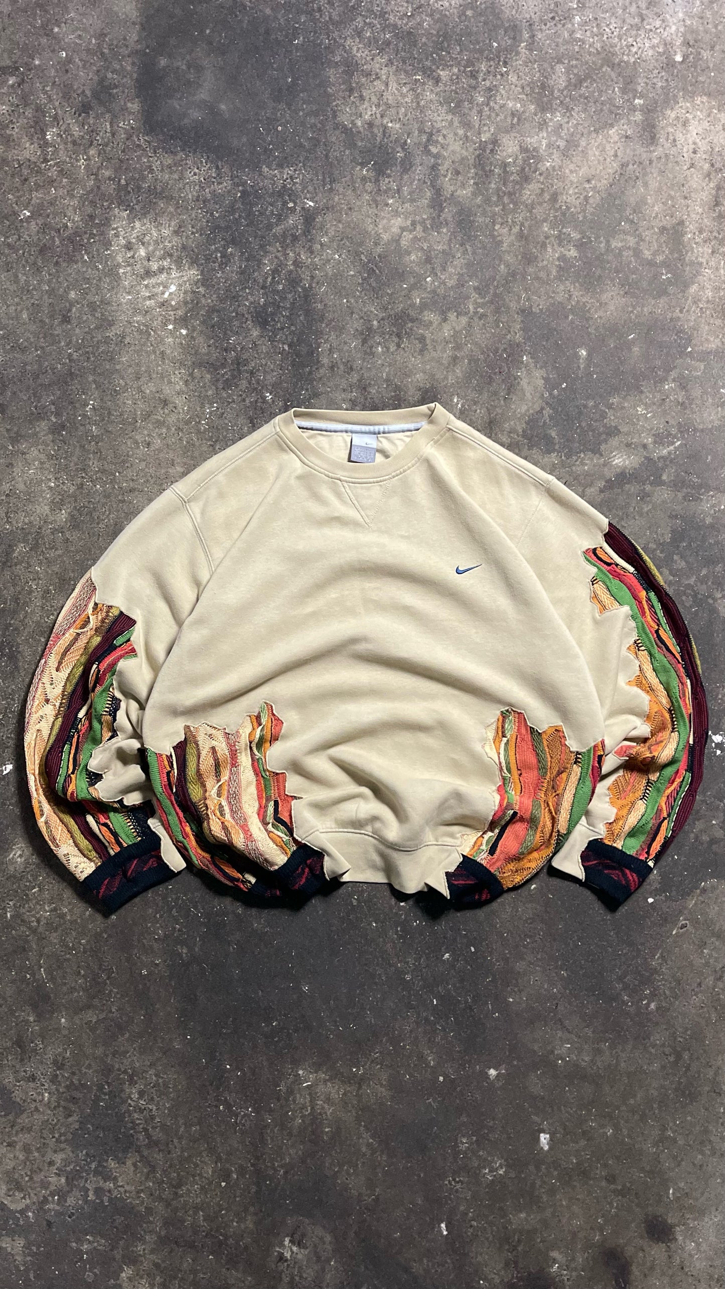 VINTAGE 00´S UPCYCLED NIKE SWEATSHIRT - ART CONTROLS US