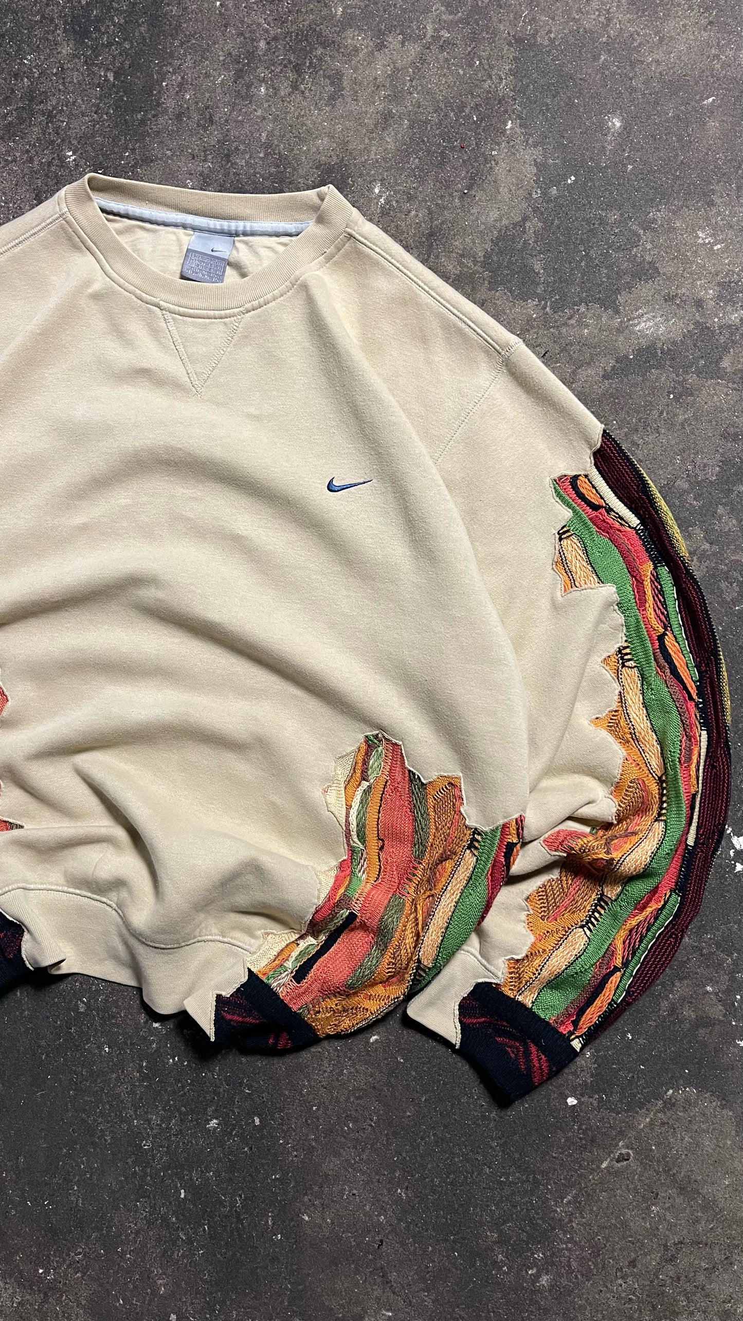 VINTAGE 00´S UPCYCLED NIKE SWEATSHIRT - ART CONTROLS US