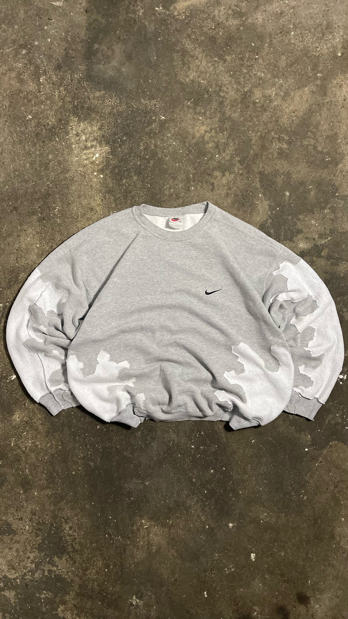 VINTAGE 90´S UPCYCLED NIKE SWEATSHIRT - ART CONTROLS US