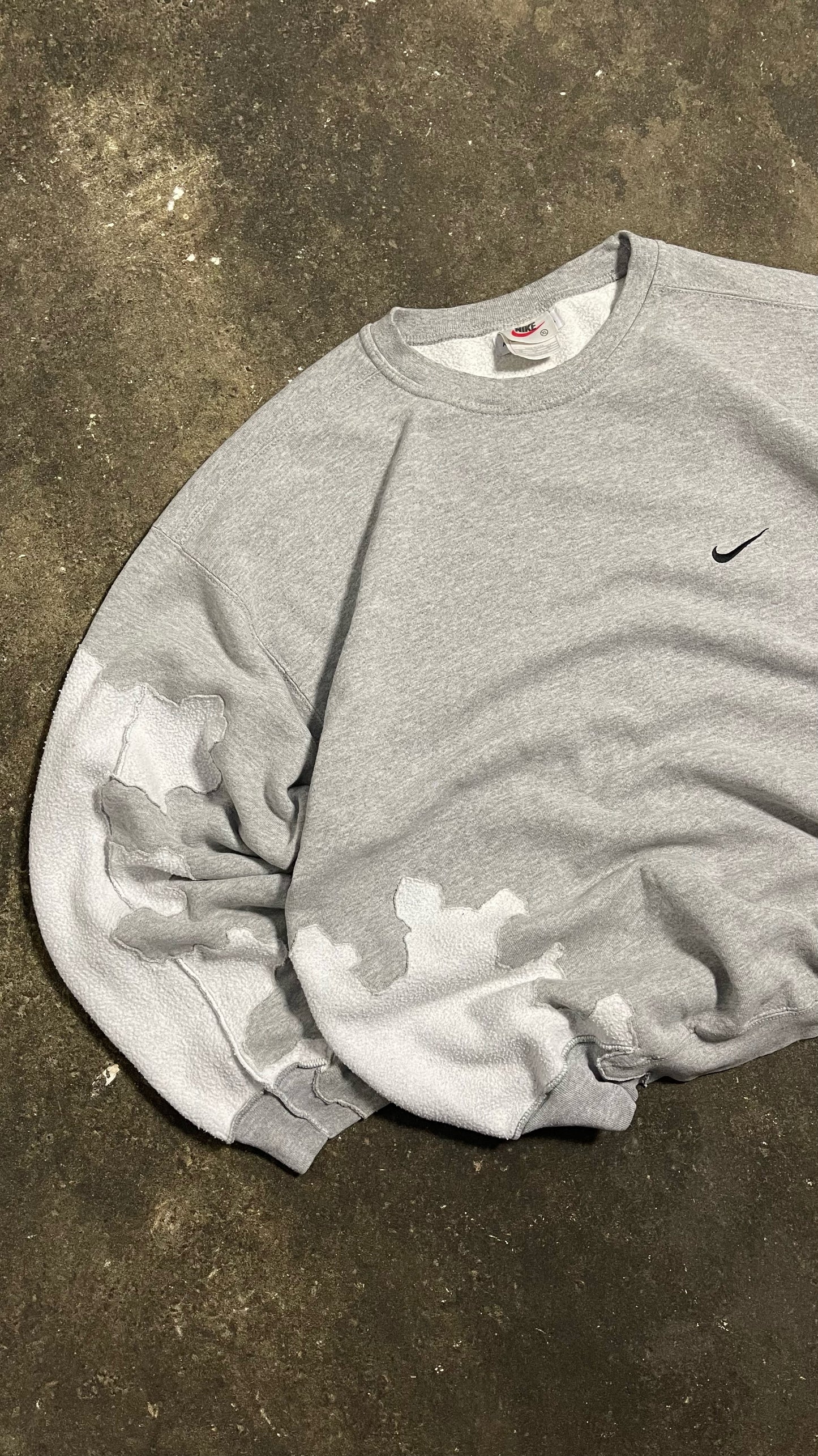 VINTAGE 90´S UPCYCLED NIKE SWEATSHIRT - ART CONTROLS US