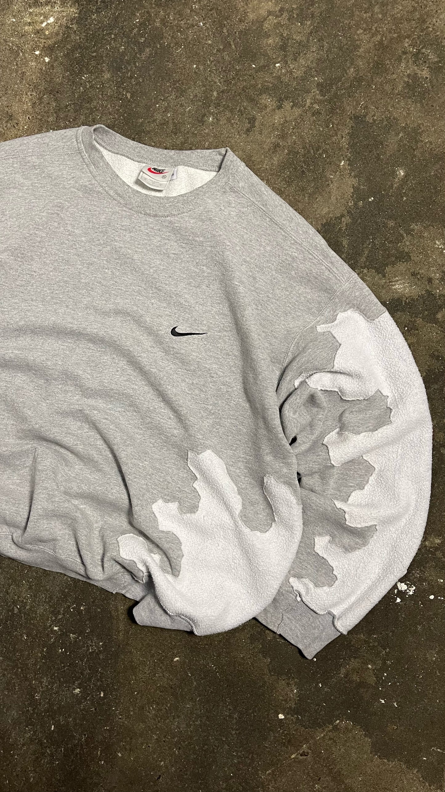 VINTAGE 90´S UPCYCLED NIKE SWEATSHIRT - ART CONTROLS US