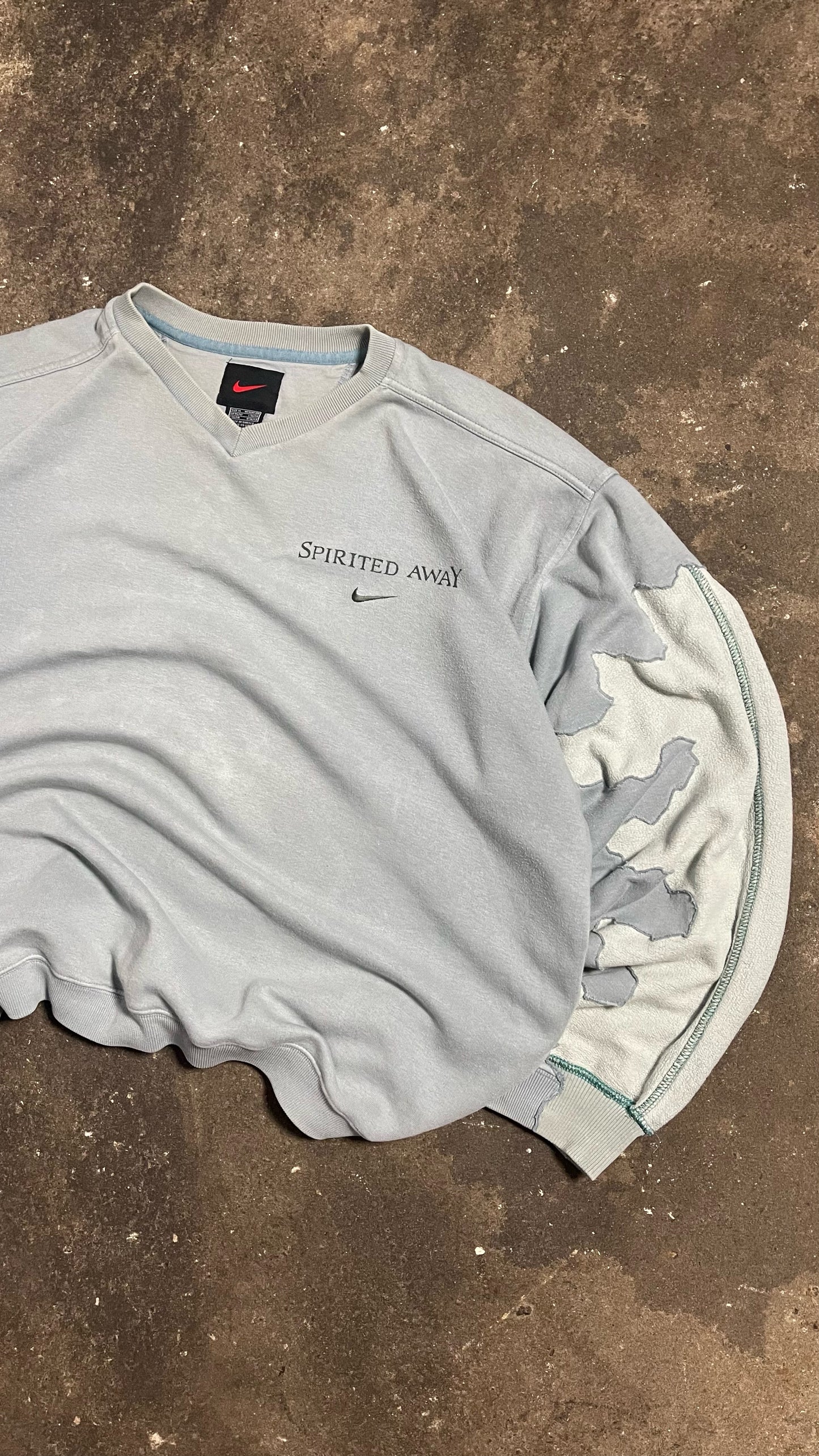 ART CONTROLS US X CAMPANULA CUSTOM VINTAGE 90´S UPCYCLED NIKE SPIRITED AWAY SWEATSHIRT